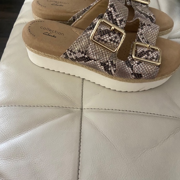 Clarks snakeskin slides with cushion heel - Picture 3 of 4